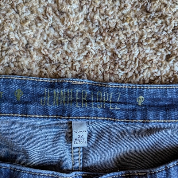 Jennifer Lopez Classic Blue Jeans - Picture 2 of 4